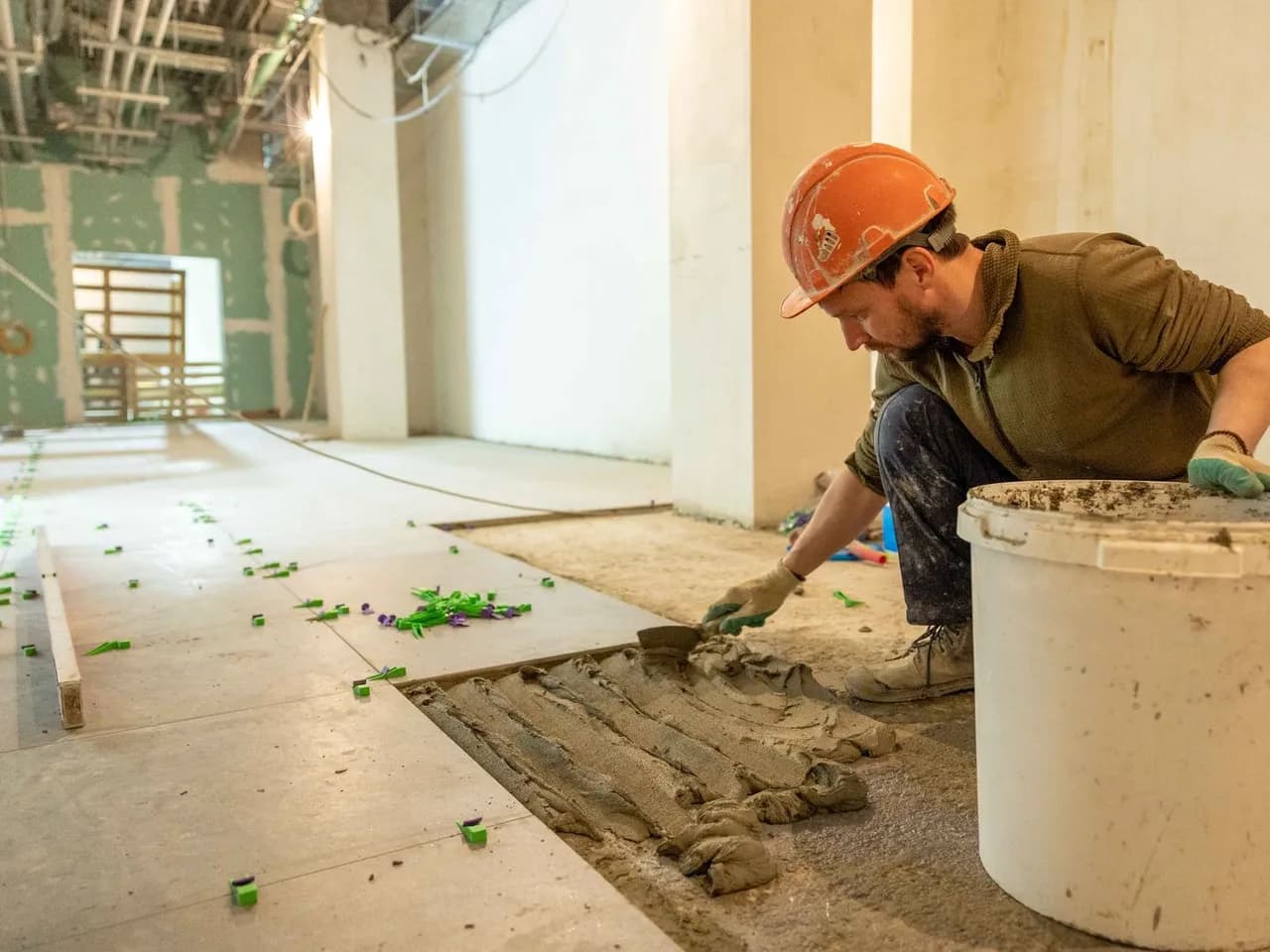 Artisan posant du carrelage pendant une rénovation intérieure