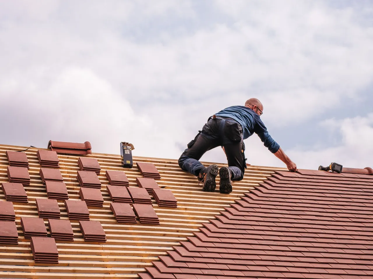 Couvreur travaillant sur la couverture d’une maison en construction