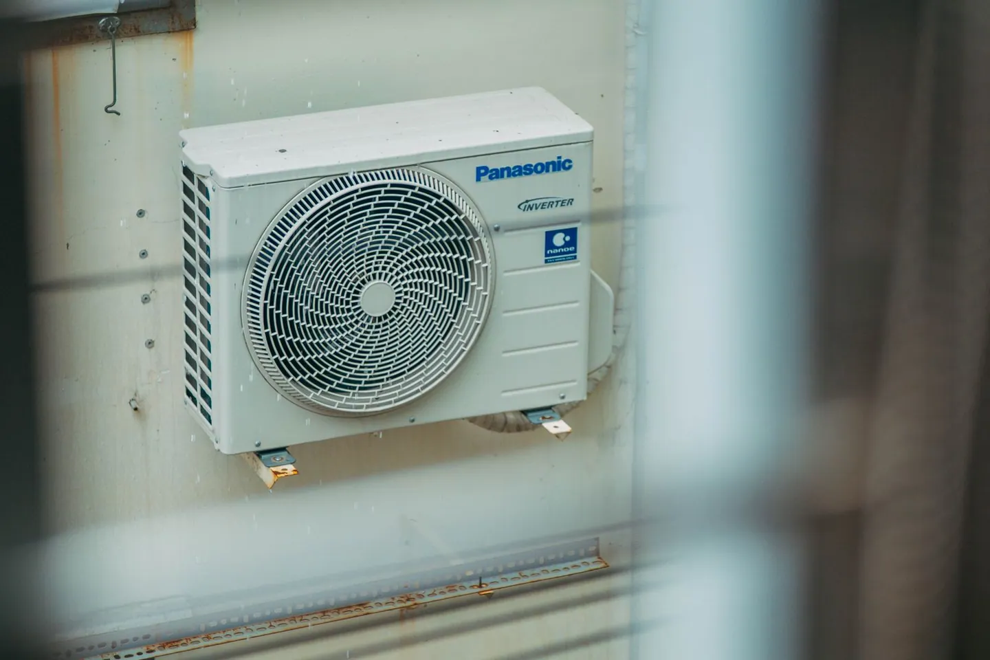 Unité extérieure de climatisation fixée sur le mur d’un bâtiment