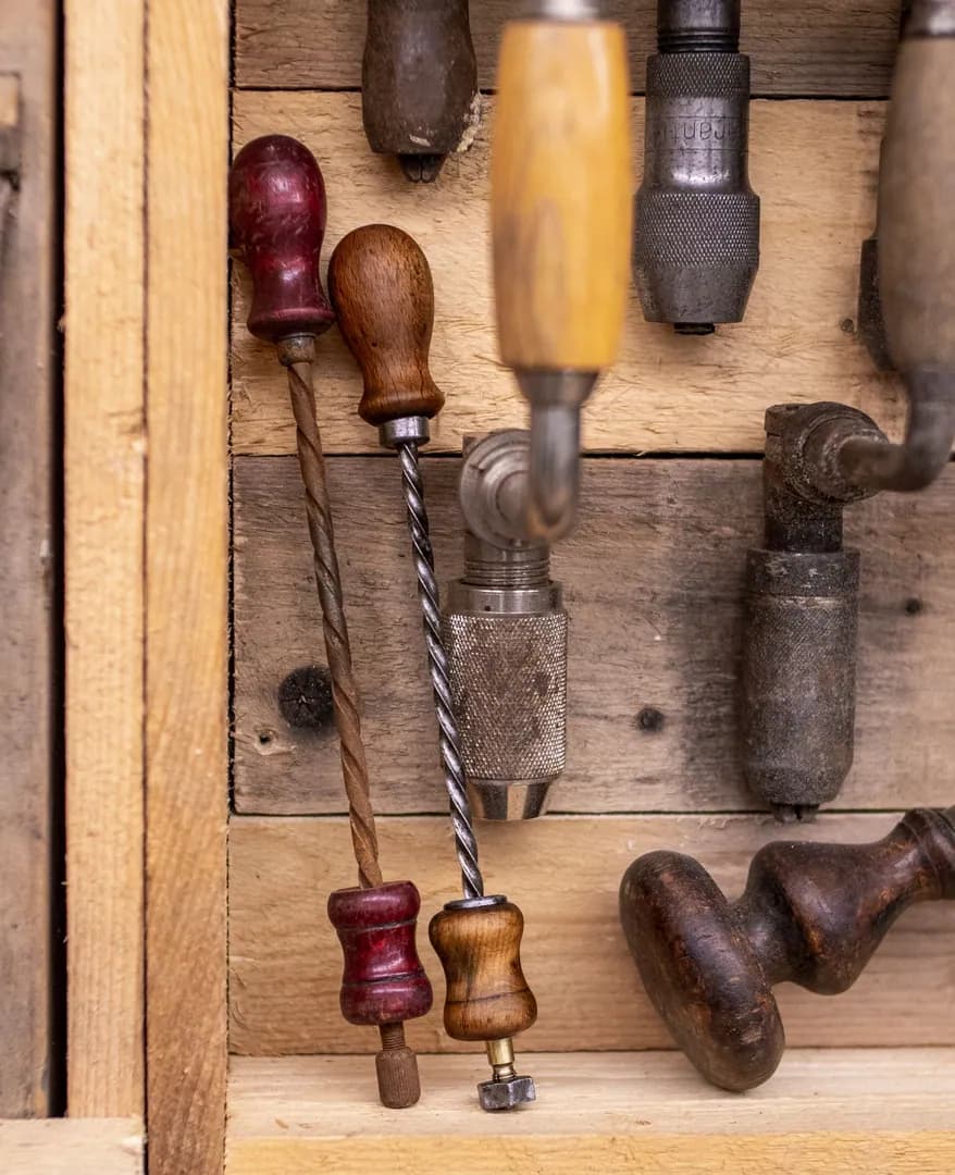 Outils à main et manches en bois rangés dans un atelier de travail du bois