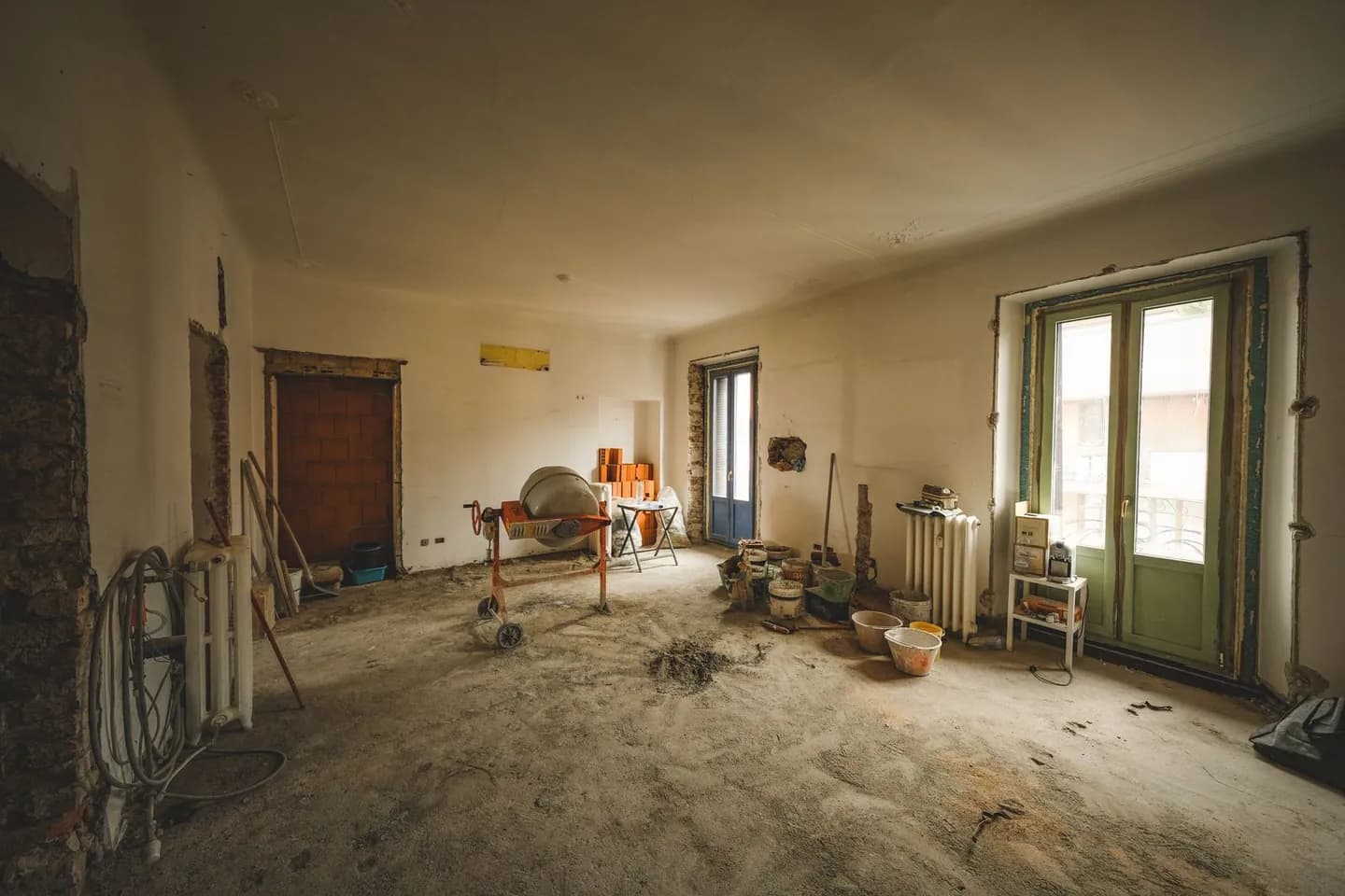 Pièce lumineuse en cours de rénovation avec des matériaux et des outils de chantier