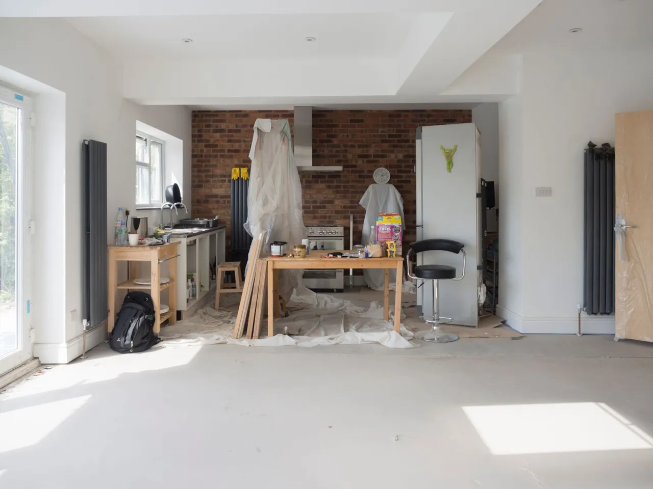 Cuisine lumineuse en cours de rénovation avec matériaux et outils de chantier