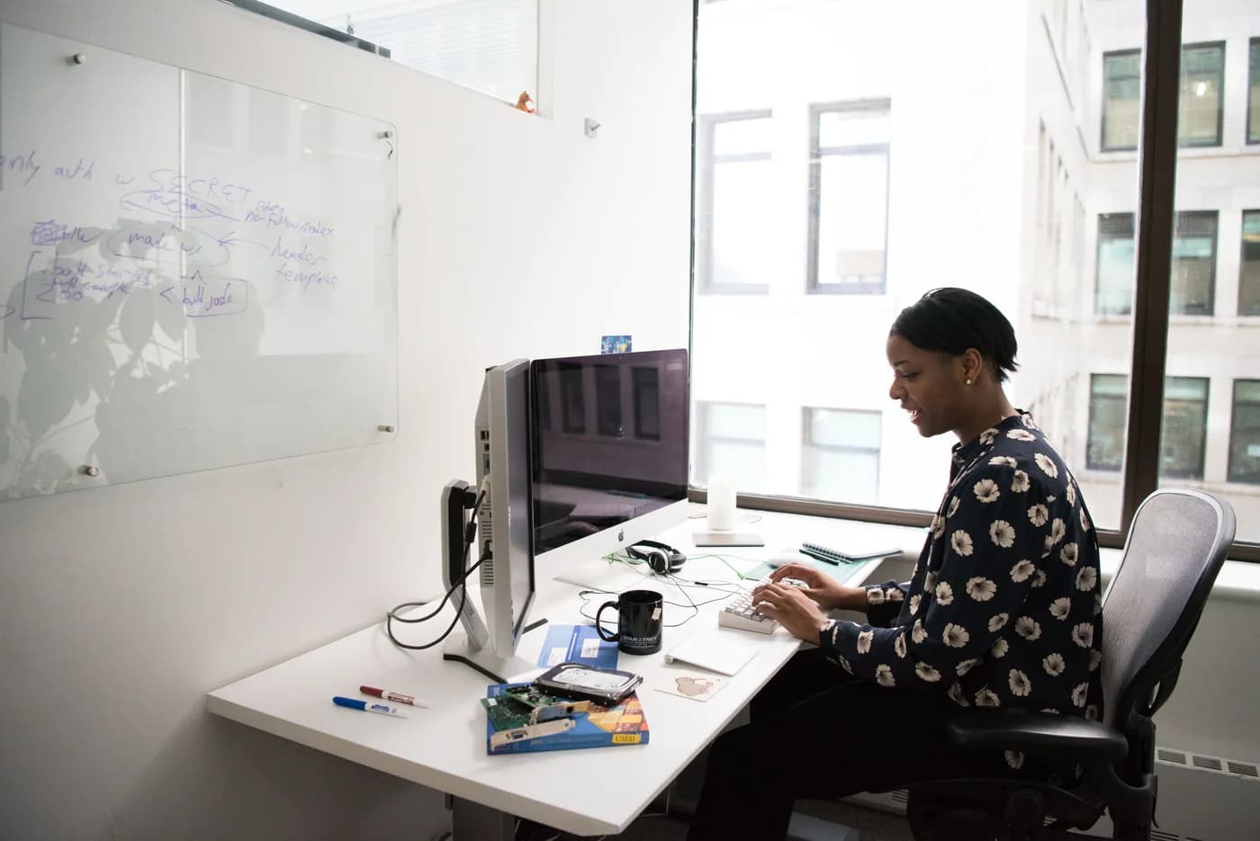 Une professionnelle travaille sur ordinateur dans un bureau lumineux