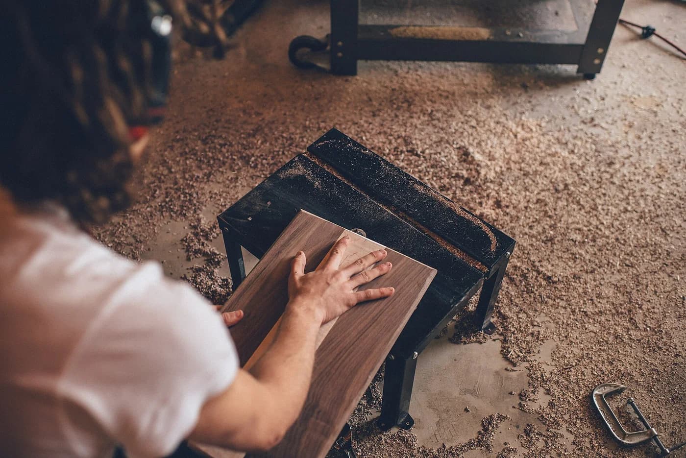 Un artisan travaille le bois dans son atelier