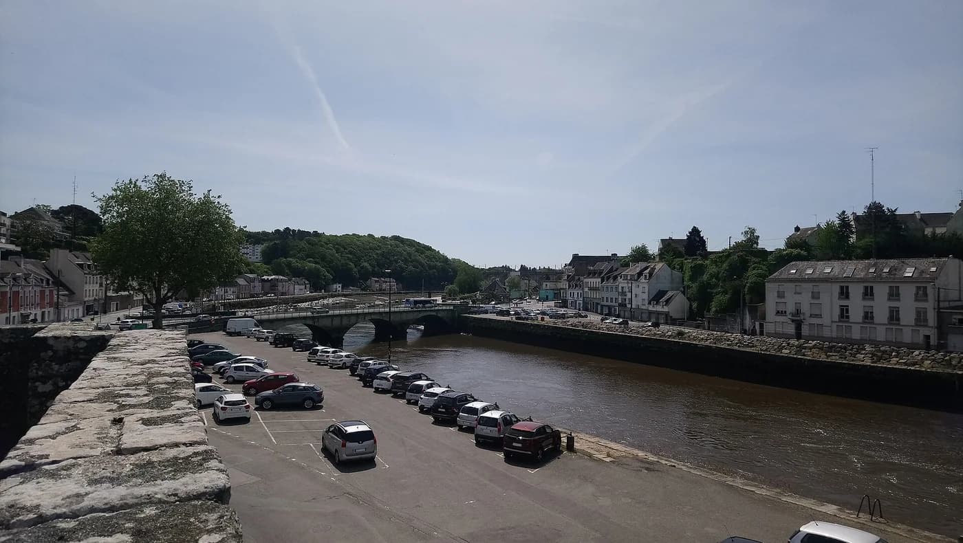 Le quai du Pont-Neuf et le pont Jéhanne-la-Flamme à Hennebont