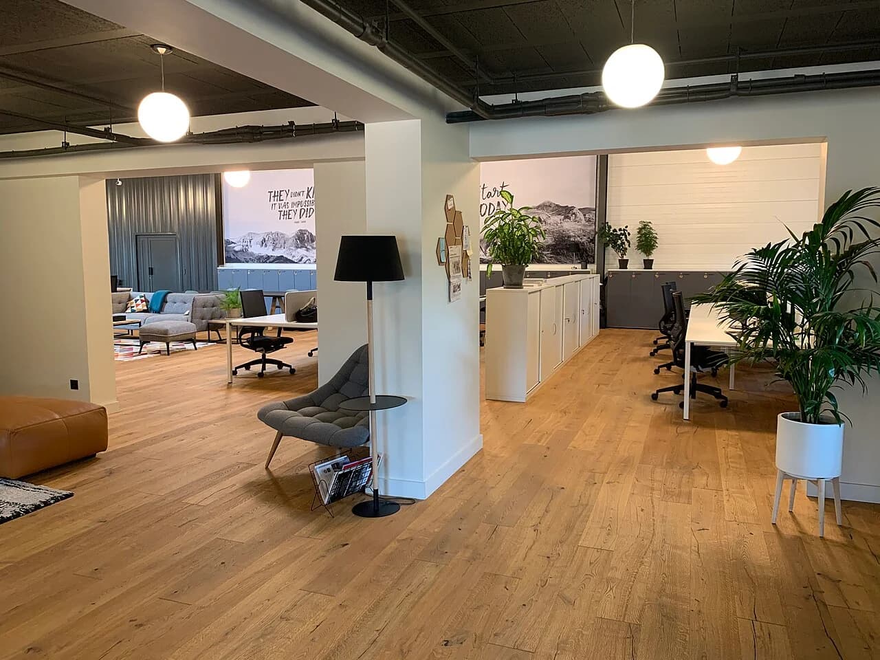 Bureaux partagés ouverts autour d’un espace de circulation