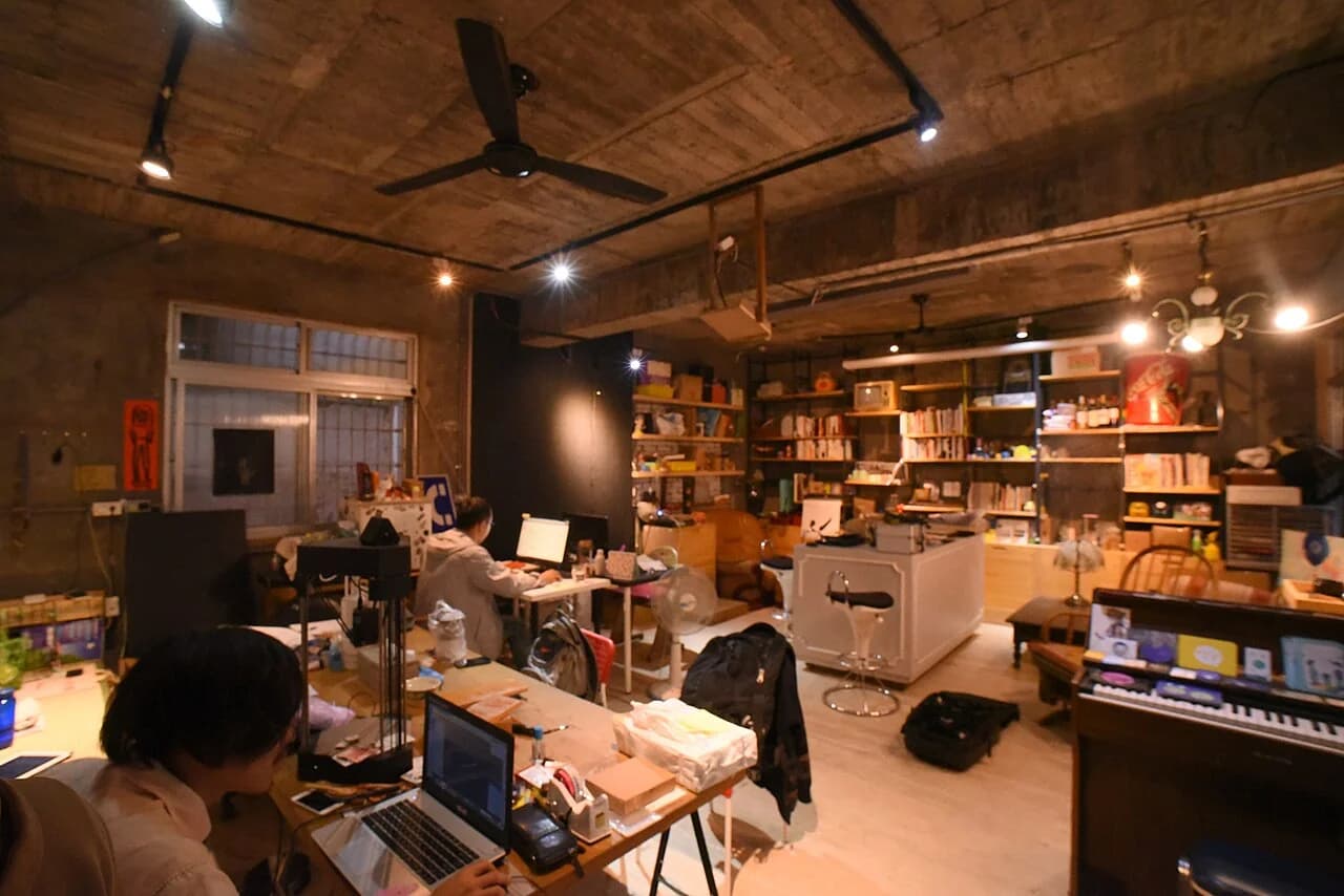Intérieur chaleureux d’un espace de coworking