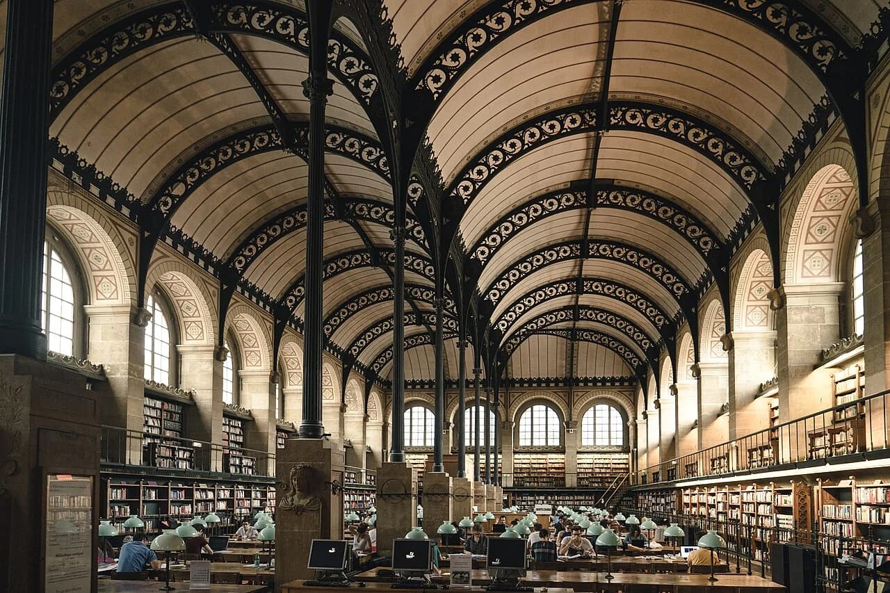 Grande salle de lecture d’une bibliothèque
