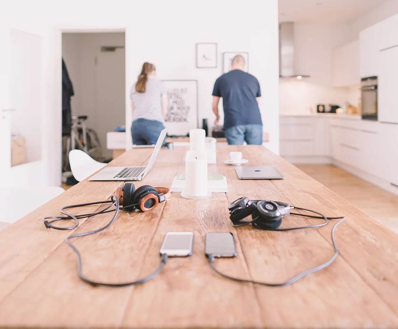 Grande table de travail partagée avec du matériel de bureau
