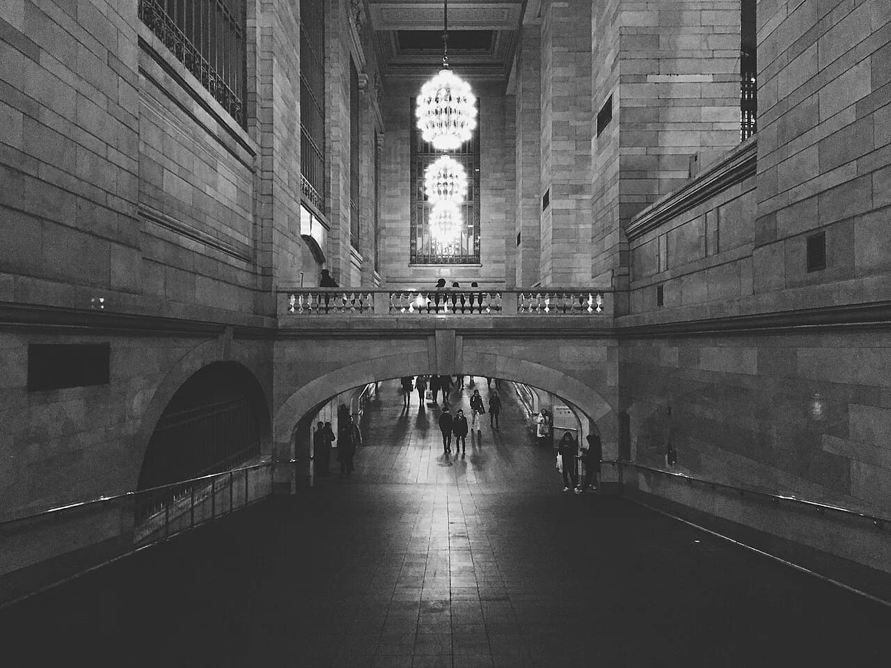 Grande galerie intérieure d’une bibliothèque