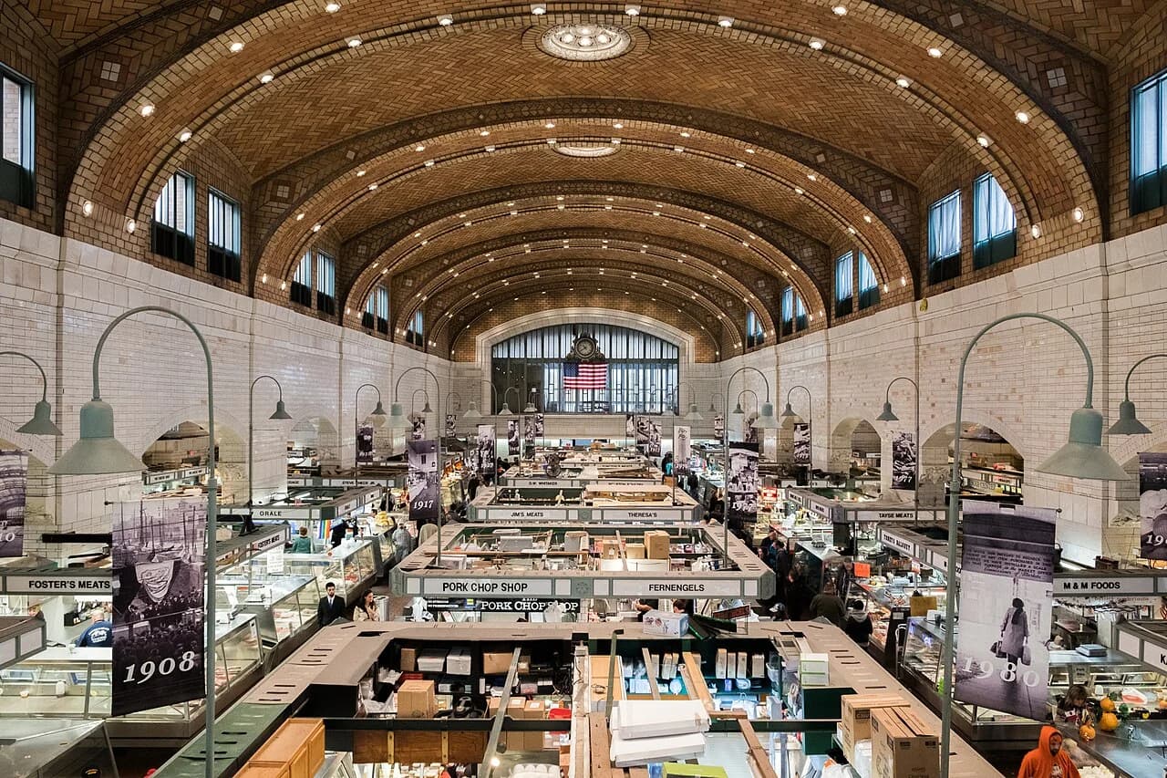 Allées et étals sous la verrière d’un marché couvert