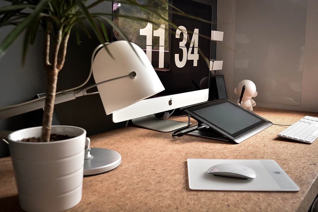 Espace de travail avec ordinateur et tablette graphique
