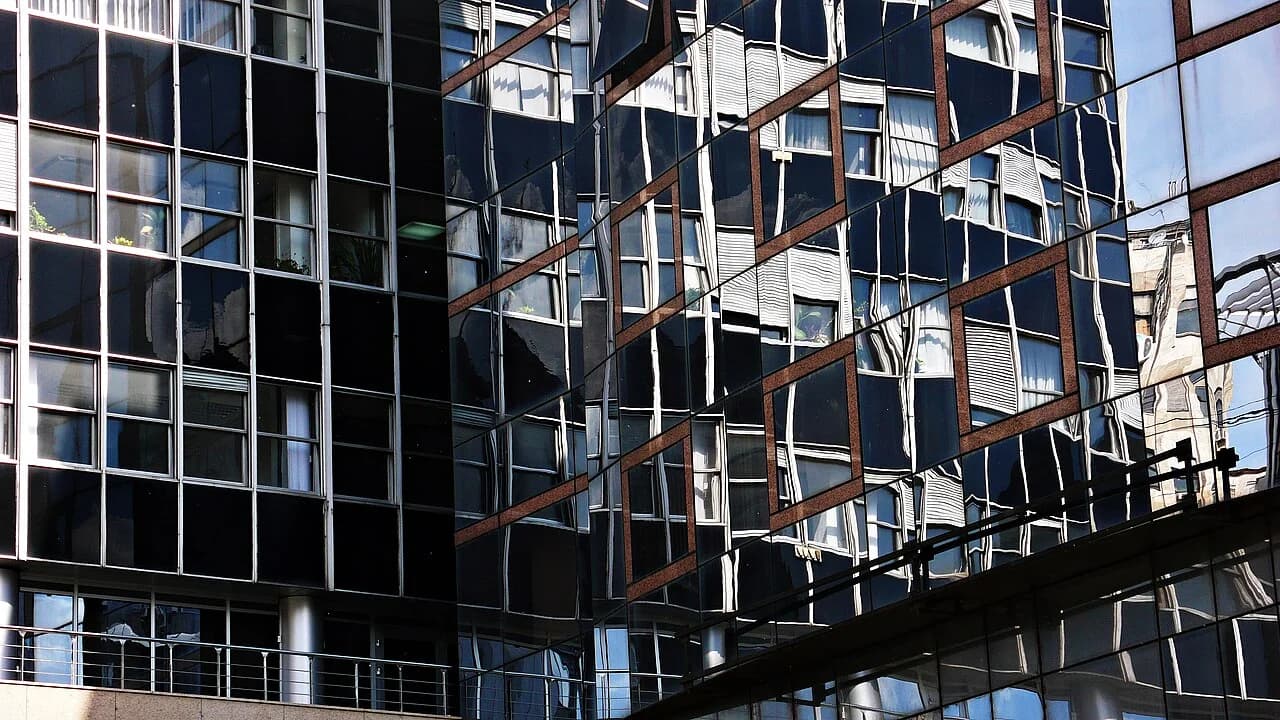 Façade vitrée d’un immeuble de bureaux