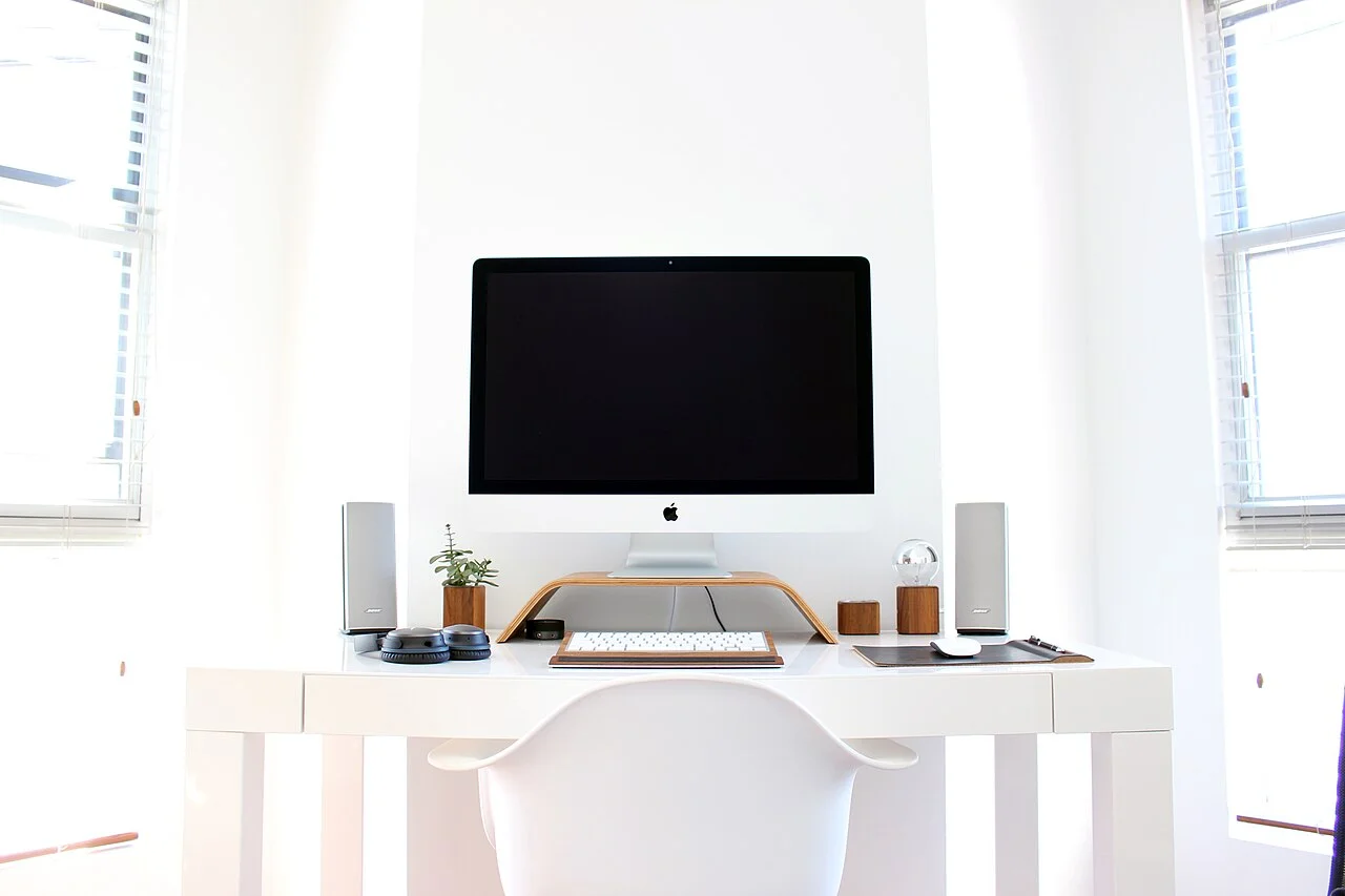 Espace de travail lumineux équipé d’un ordinateur