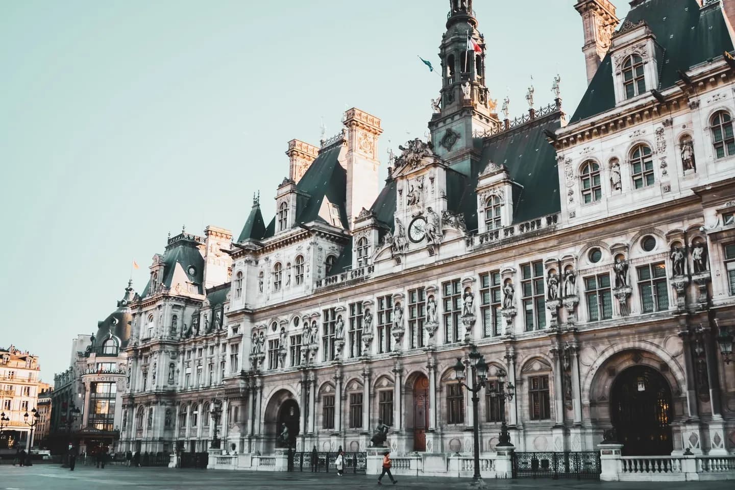 Façade en pierre de l’Hôtel de Ville de Paris et ses détails architecturaux