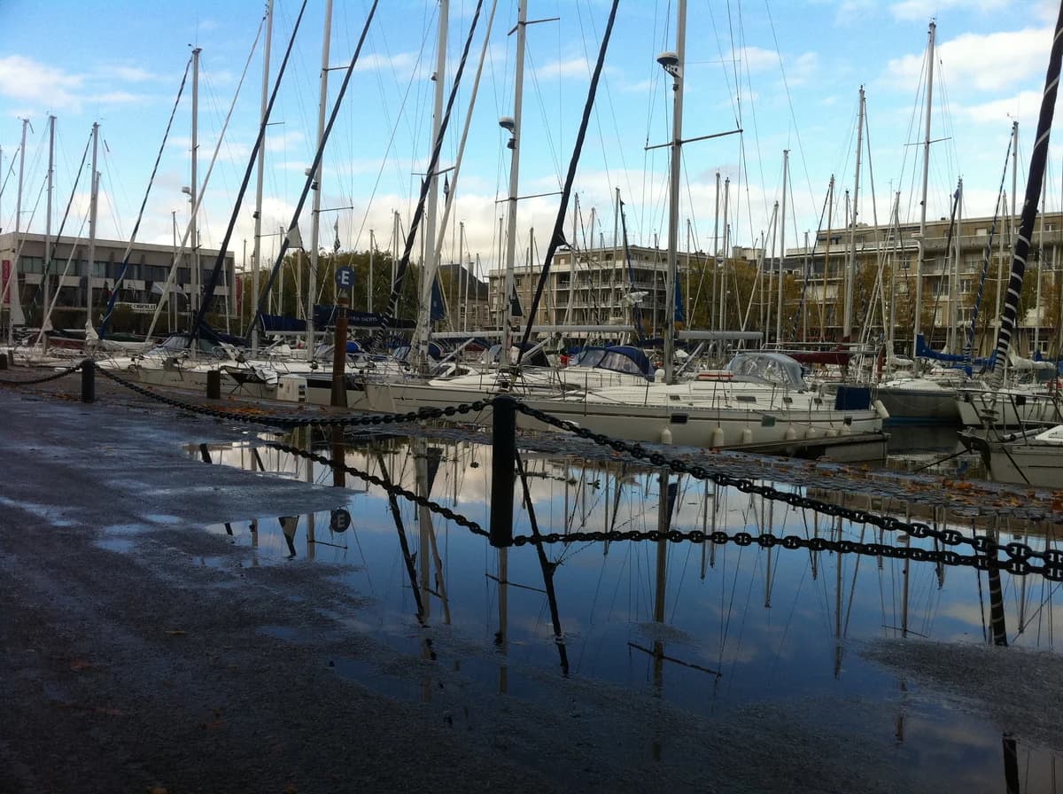 Voiliers amarrés au quai de Rohan dans le port de plaisance de Lorient