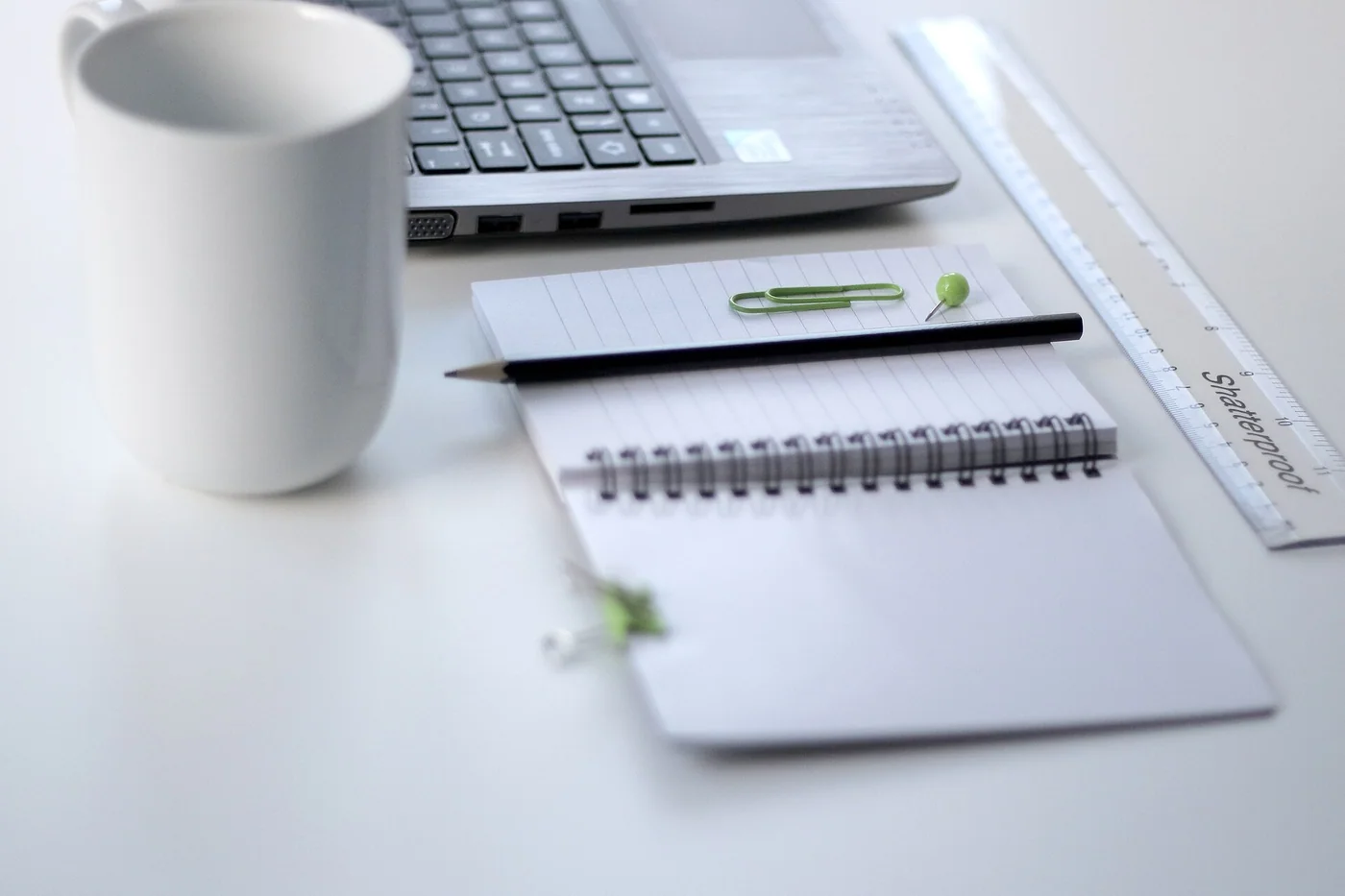 Une règle et un ordinateur portable sur un bureau