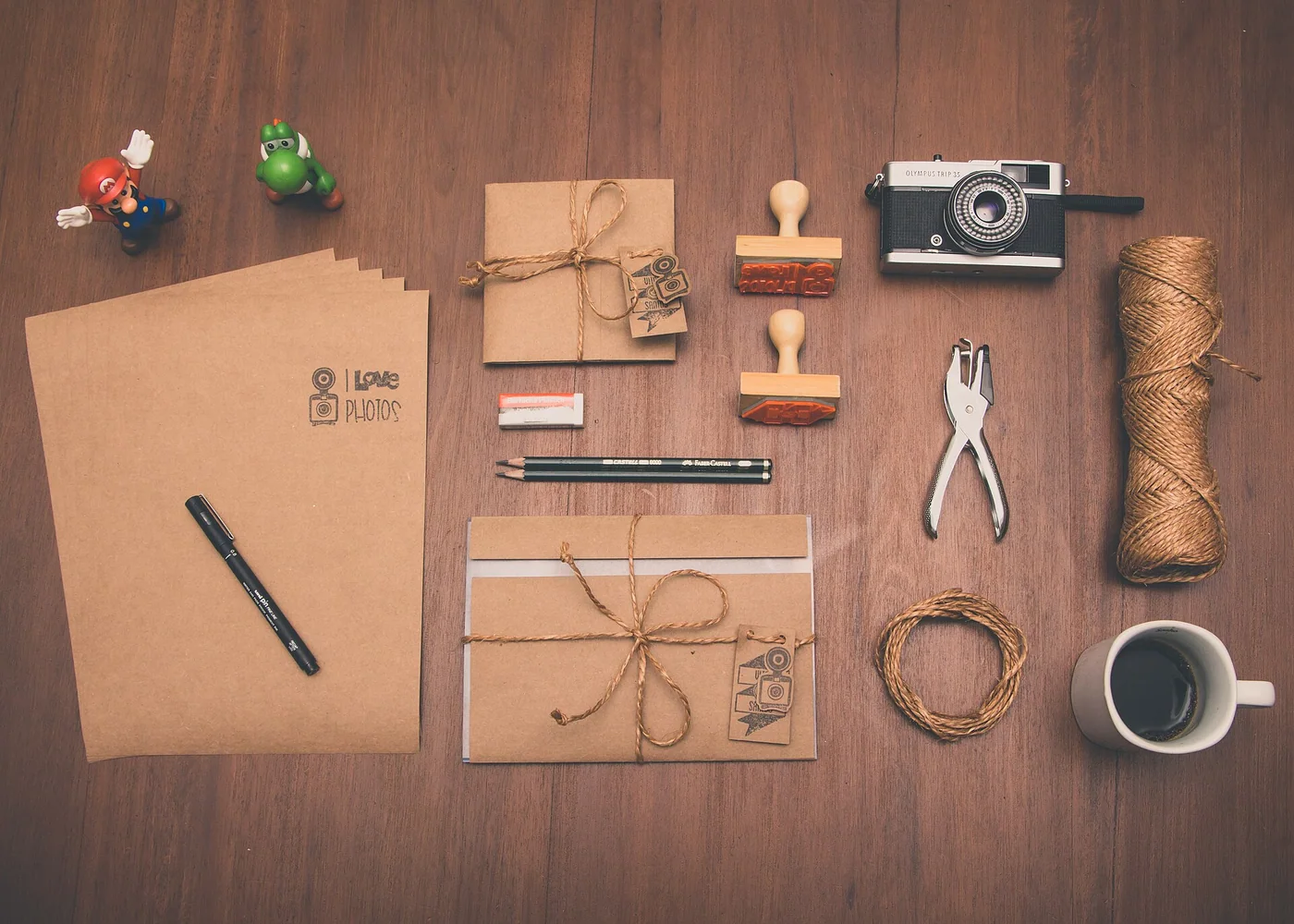 Papiers kraft, ficelle, tampons et outils d’emballage disposés sur une table