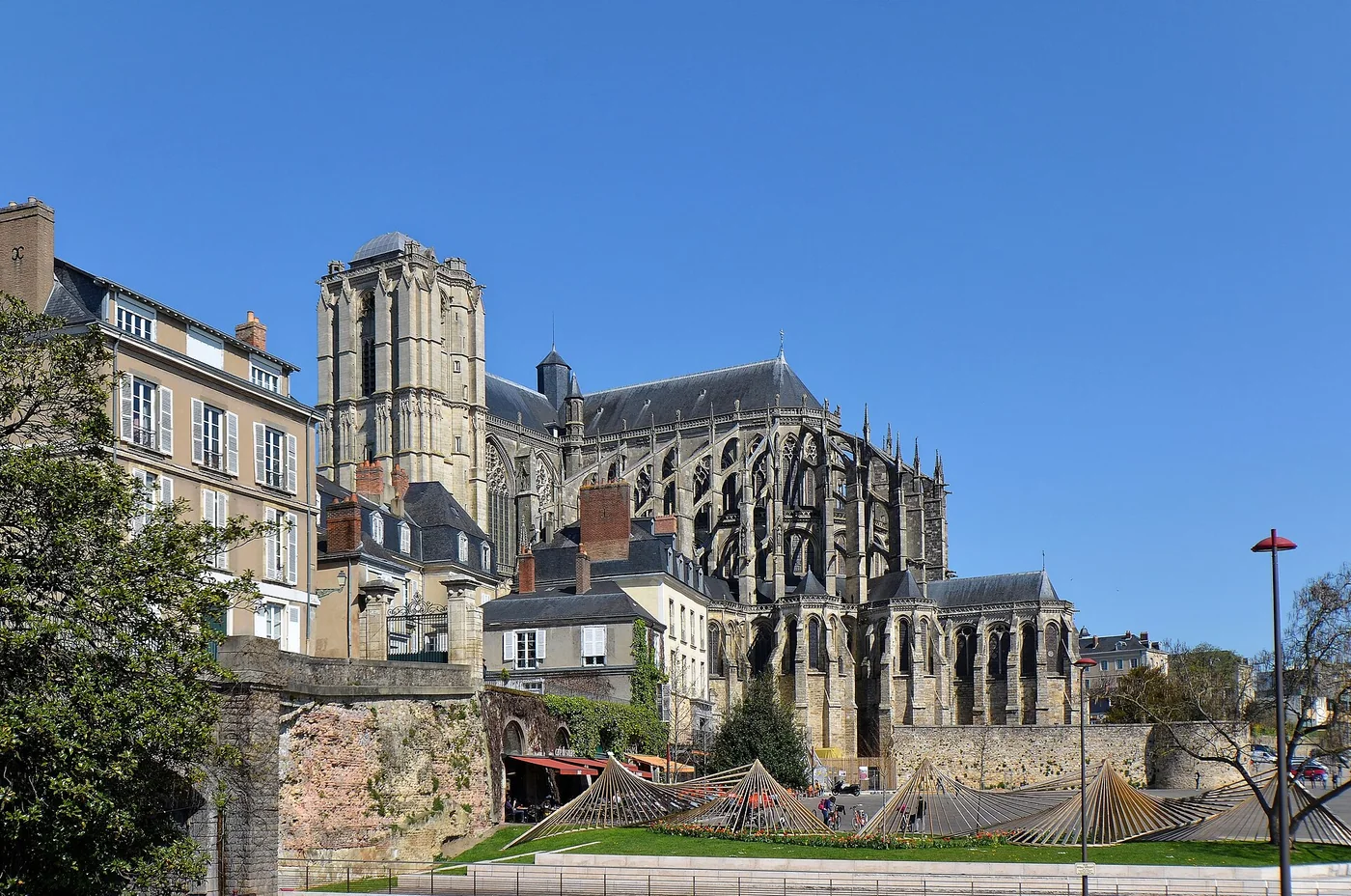 La cathédrale Saint-Julien du Mans depuis la place des Jacobins