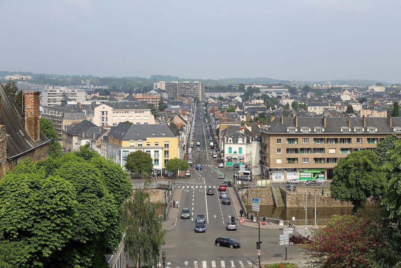 Le pont Yssoir et la rue Voltaire au Mans