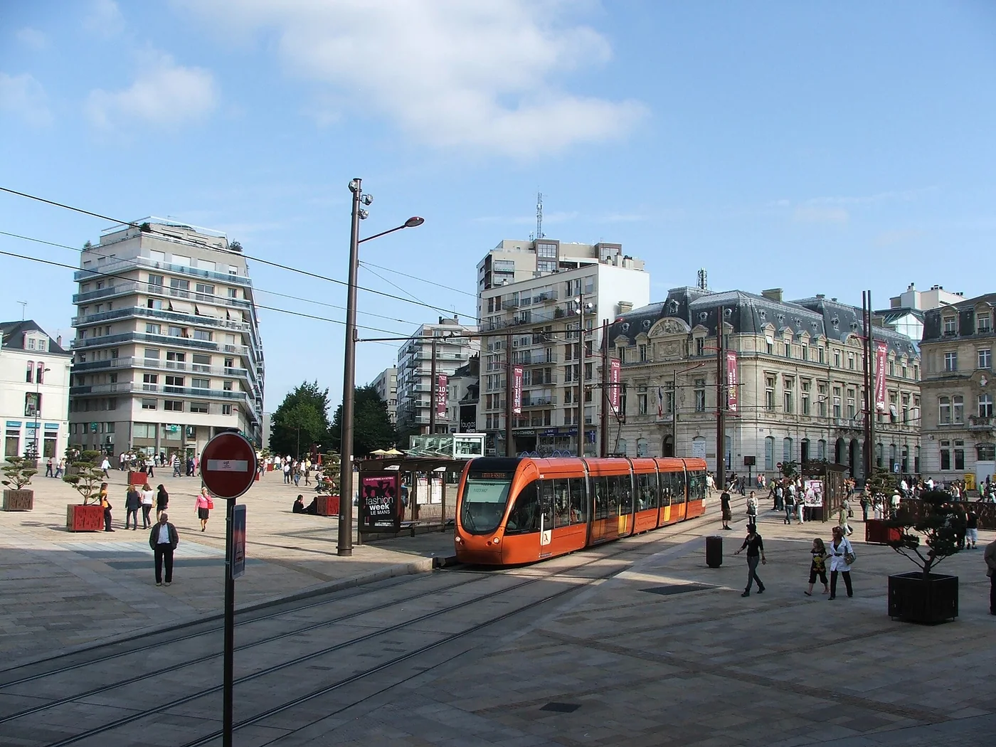 La place de la République et son tramway au Mans