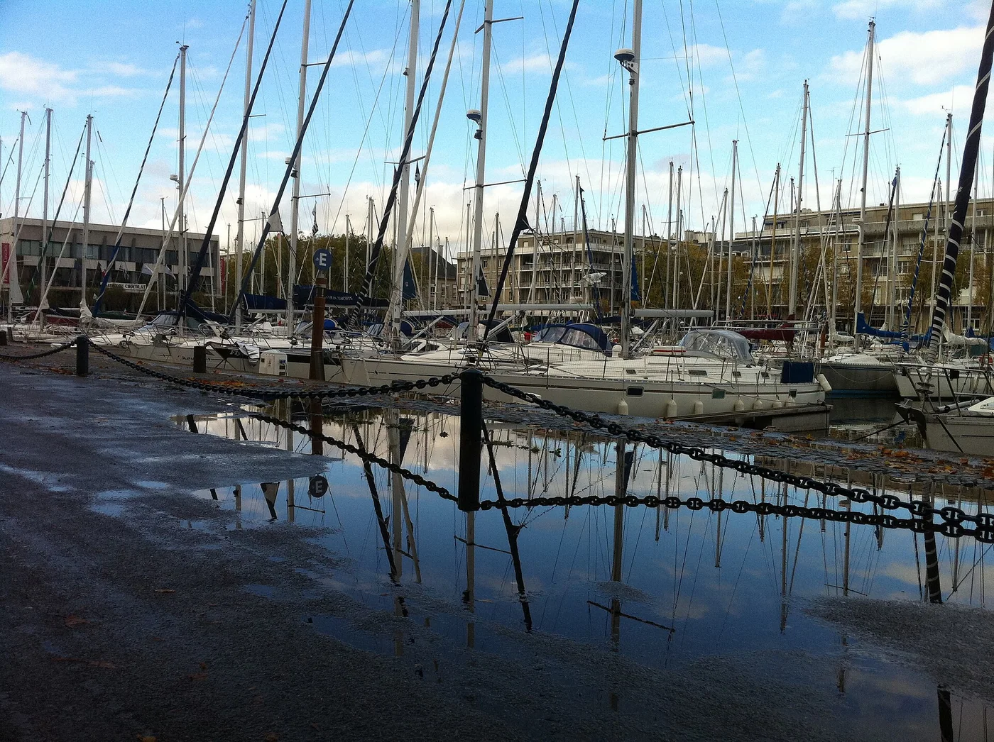 Voiliers et quais du port de plaisance de Lorient après la pluie
