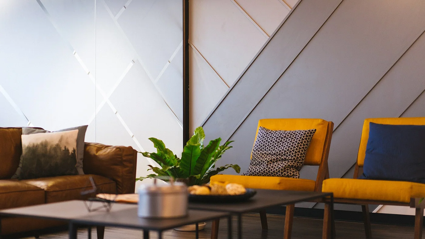 Un espace de réunion convivial avec table et sièges